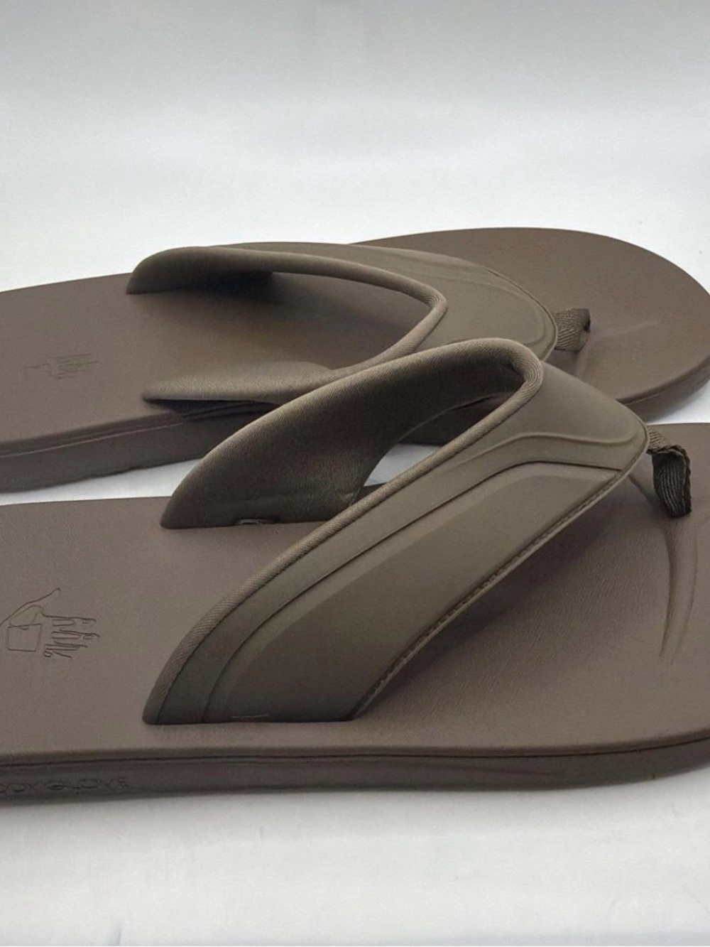 Body Glove Men's Brown Padded Thong Sandals - Picture 2 of 3